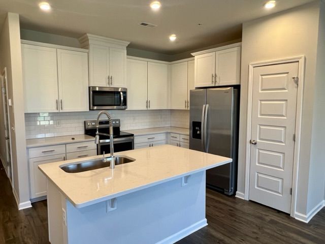 3 Bed 2.5 Bath Townhome, Minutes from I-24 & The Avenue! property image