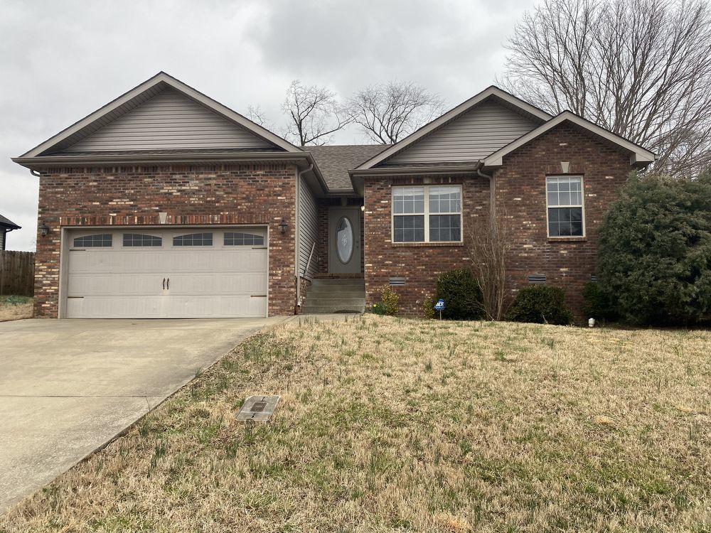 Lovely 3 Bed 2 Bath with a HUGE workshop/ Fenced in Yard property image