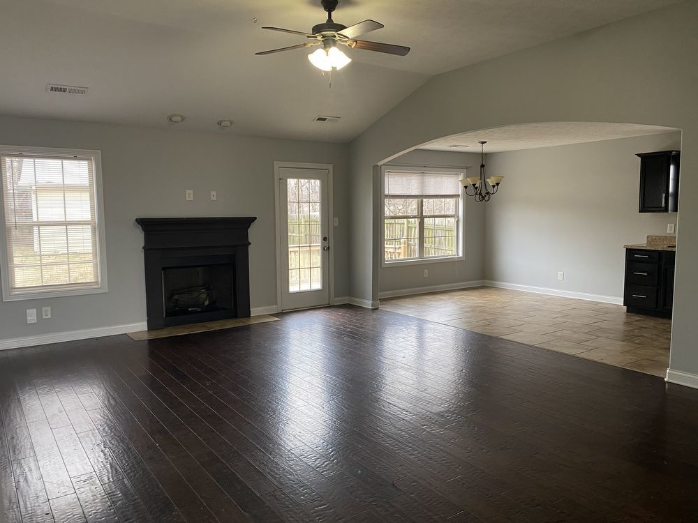 Lovely 3 Bed 2 Bath with a HUGE workshop/ Fenced in Yard property image