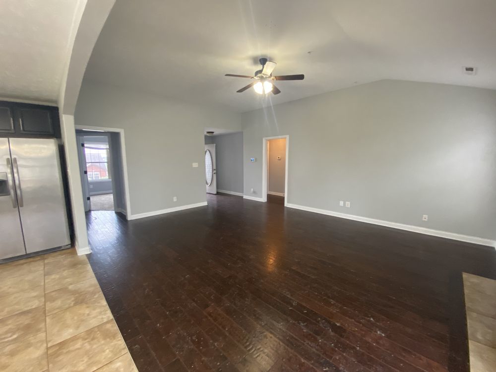 Lovely 3 Bed 2 Bath with a HUGE workshop/ Fenced in Yard property image