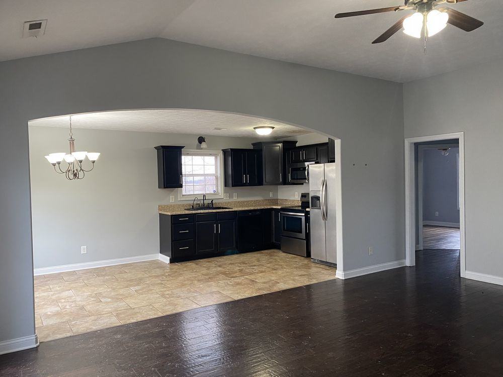 Lovely 3 Bed 2 Bath with a HUGE workshop/ Fenced in Yard property image