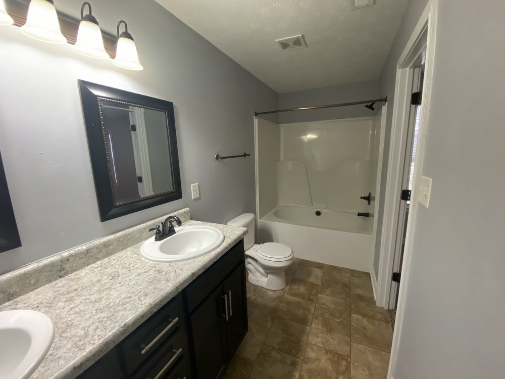 Lovely 3 Bed 2 Bath with a HUGE workshop/ Fenced in Yard property image