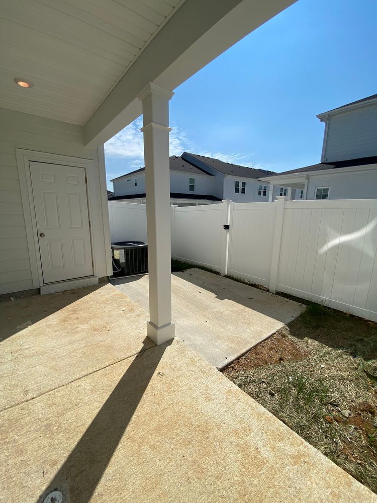 *MOVE IN SPECIAL* Luxury Townhome! 3 BR, 2.5 BA, 1 Car Garage, Pool, Dog Park, and More! property image