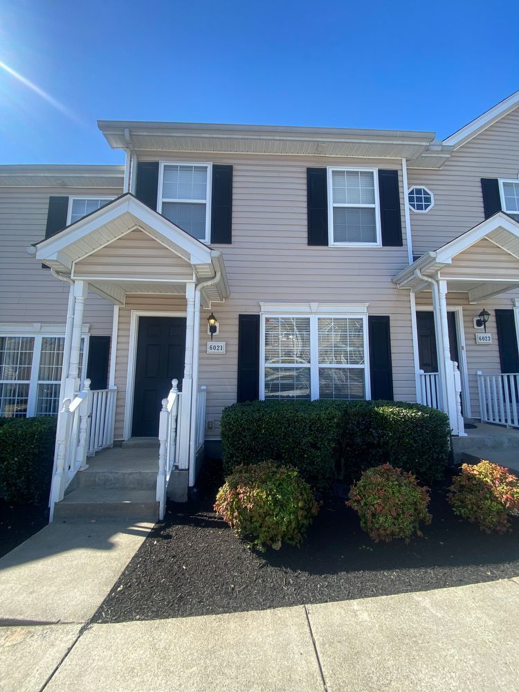 Available Now! 2 Bed, 2.5 Bath Townhome in The Cottages Of Lake Forest property image