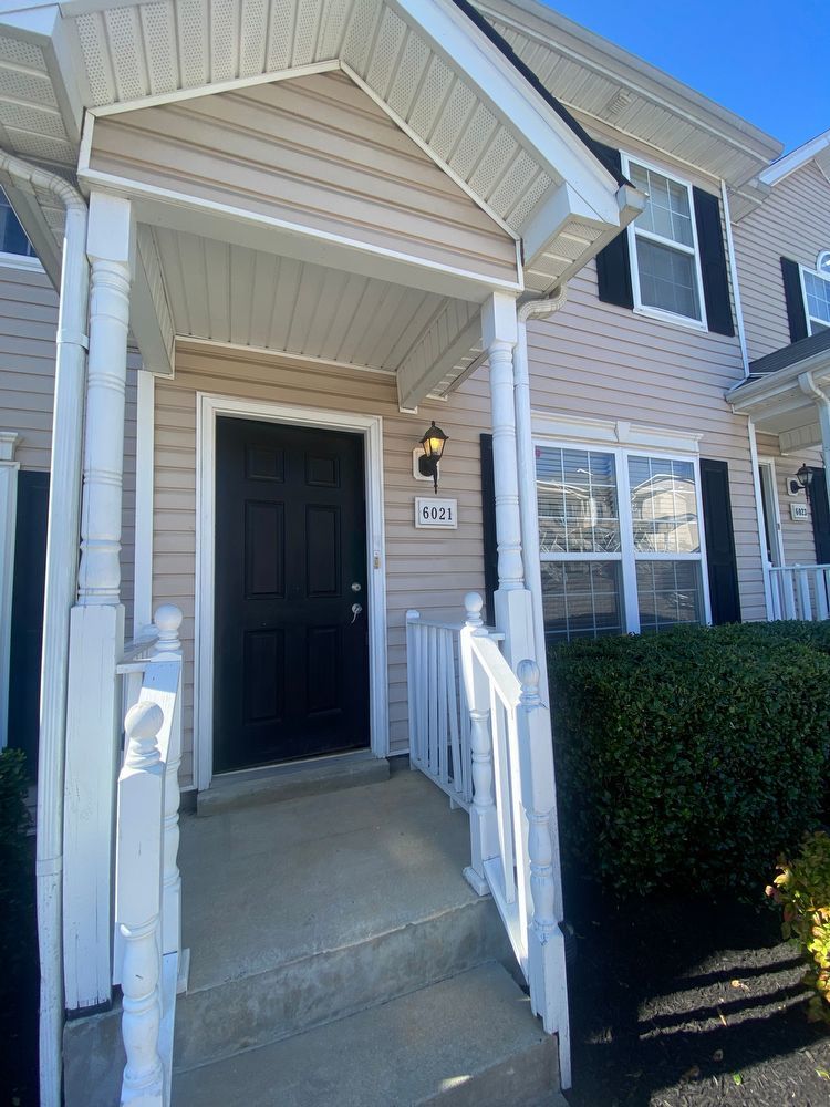 Available Now! 2 Bed, 2.5 Bath Townhome in The Cottages Of Lake Forest property image