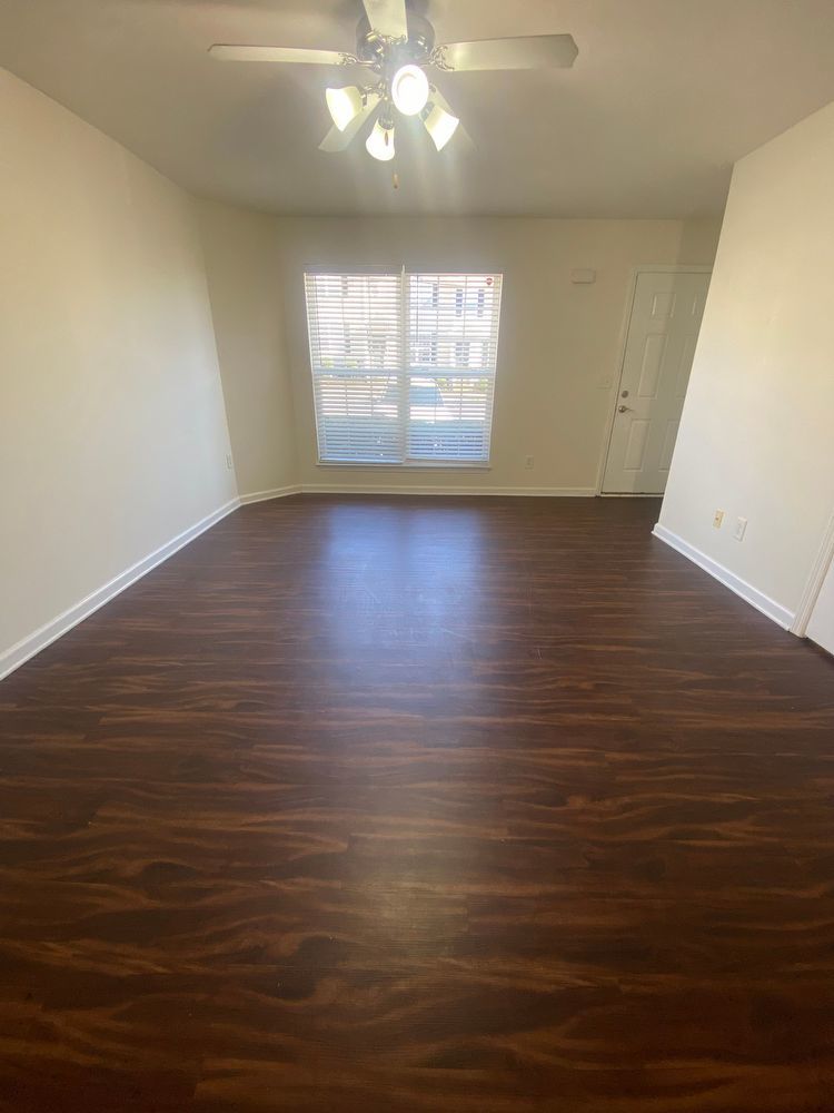 Available Now! 2 Bed, 2.5 Bath Townhome in The Cottages Of Lake Forest property image