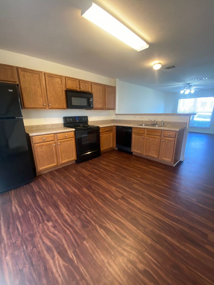 Available Now! 2 Bed, 2.5 Bath Townhome in The Cottages Of Lake Forest property image