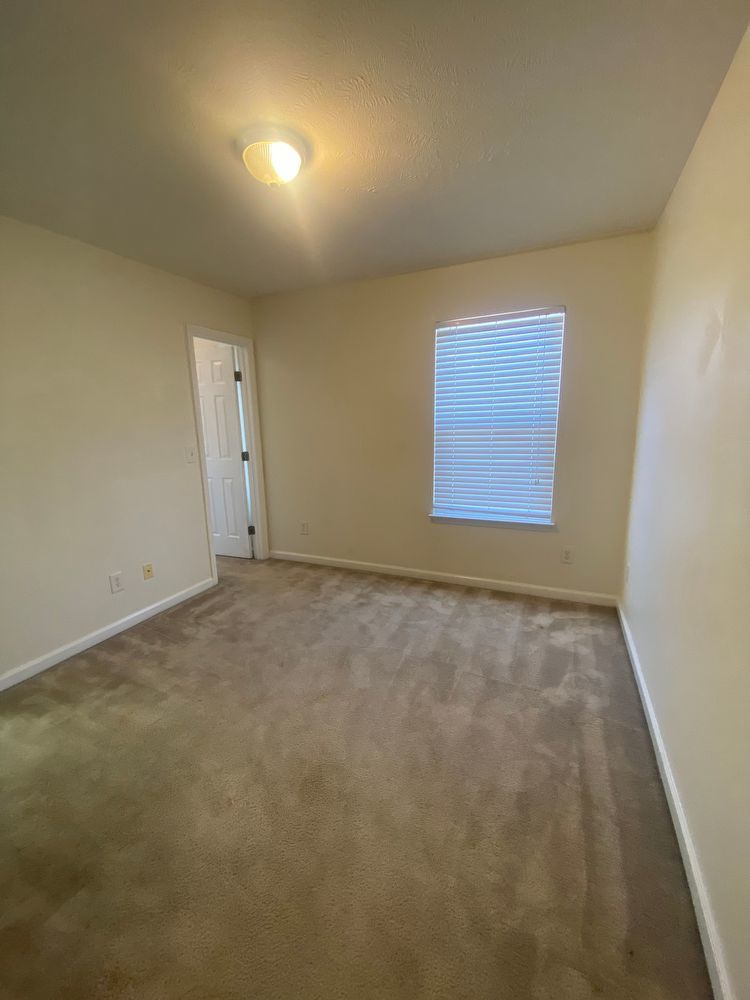 Available Now! 2 Bed, 2.5 Bath Townhome in The Cottages Of Lake Forest property image