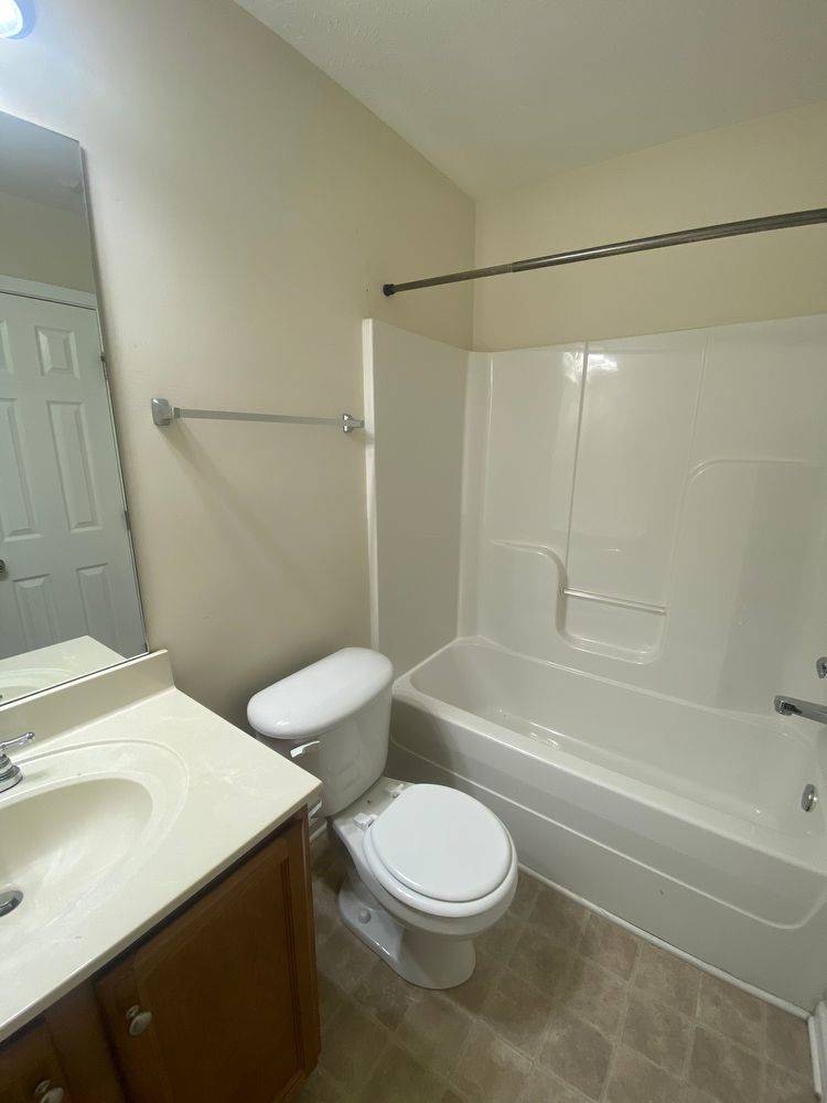 Available Now! 2 Bed, 2.5 Bath Townhome in The Cottages Of Lake Forest property image