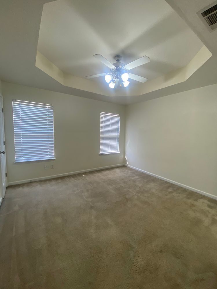 Available Now! 2 Bed, 2.5 Bath Townhome in The Cottages Of Lake Forest property image