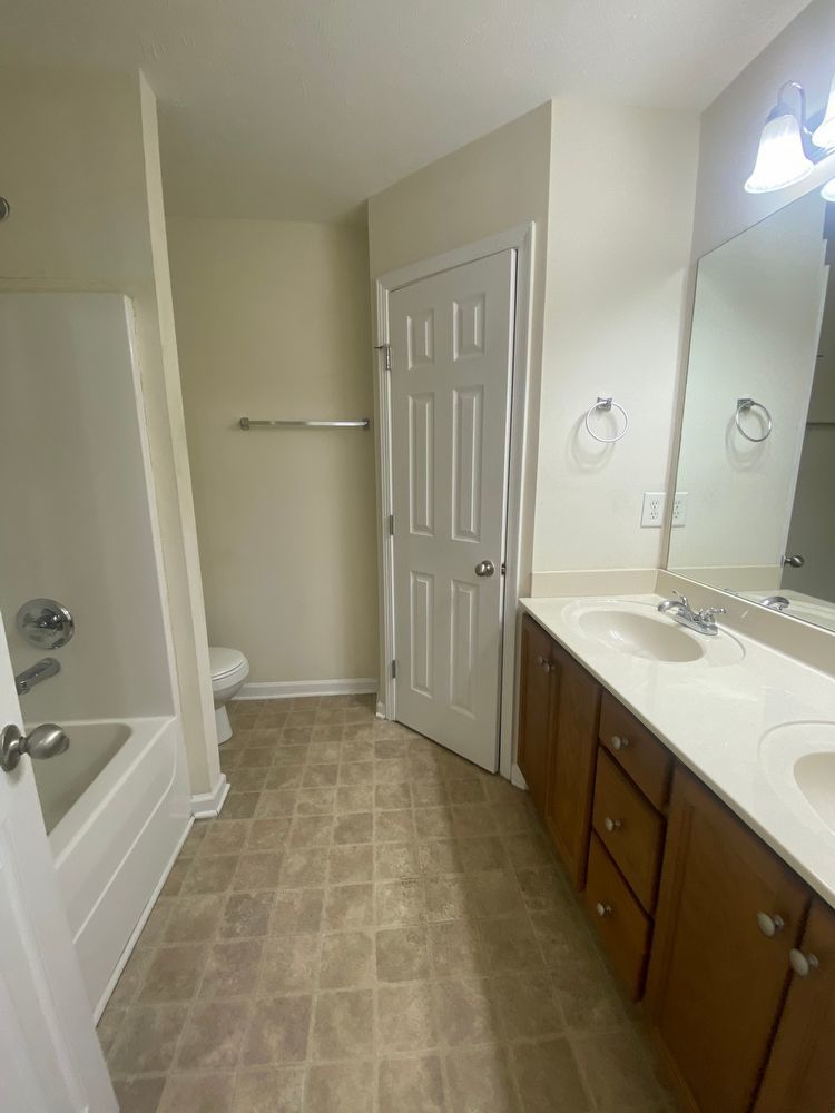 Available Now! 2 Bed, 2.5 Bath Townhome in The Cottages Of Lake Forest property image