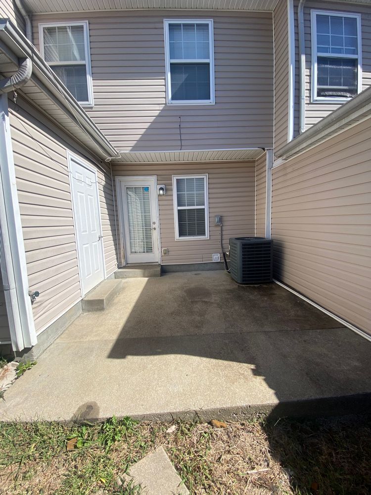 Available Now! 2 Bed, 2.5 Bath Townhome in The Cottages Of Lake Forest property image