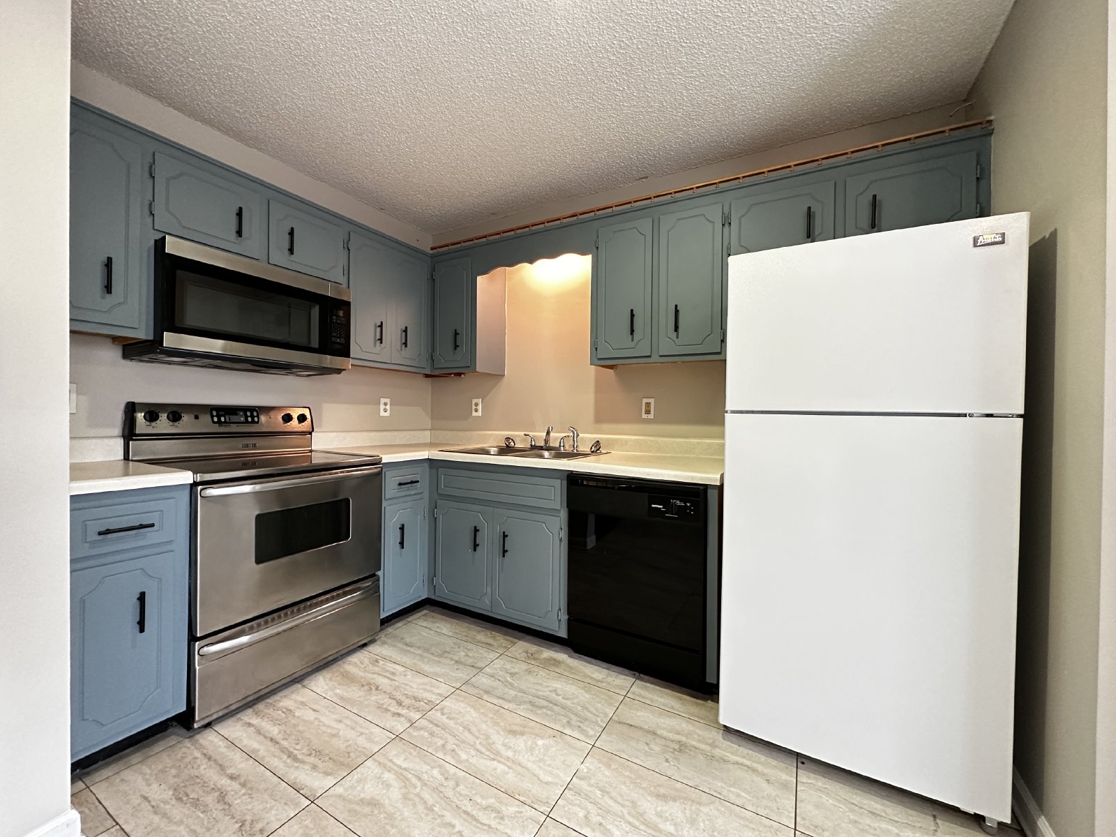 Spacious 2BR/1.5BA Townhome in Rossview Area – $950 month property image