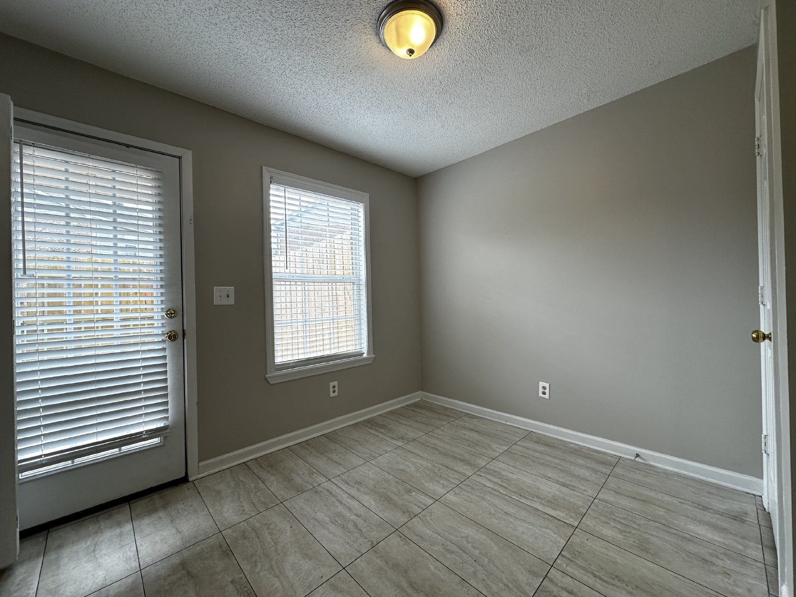 Spacious 2BR/1.5BA Townhome in Rossview Area – $950 month property image
