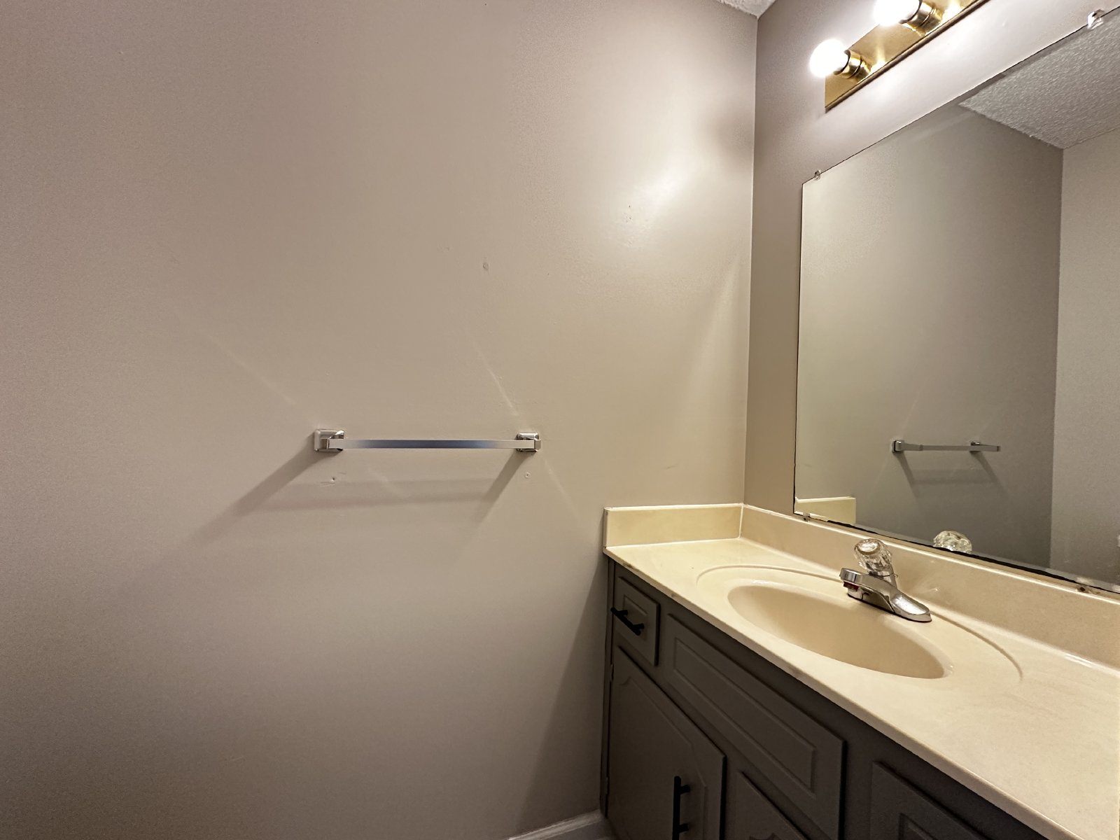Spacious 2BR/1.5BA Townhome in Rossview Area – $950 month property image