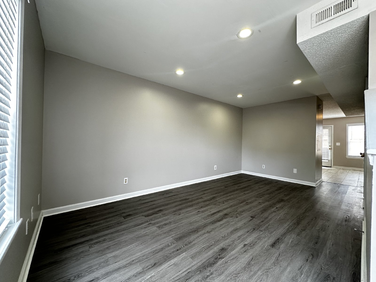 Spacious 2BR/1.5BA Townhome in Rossview Area – $950 month property image