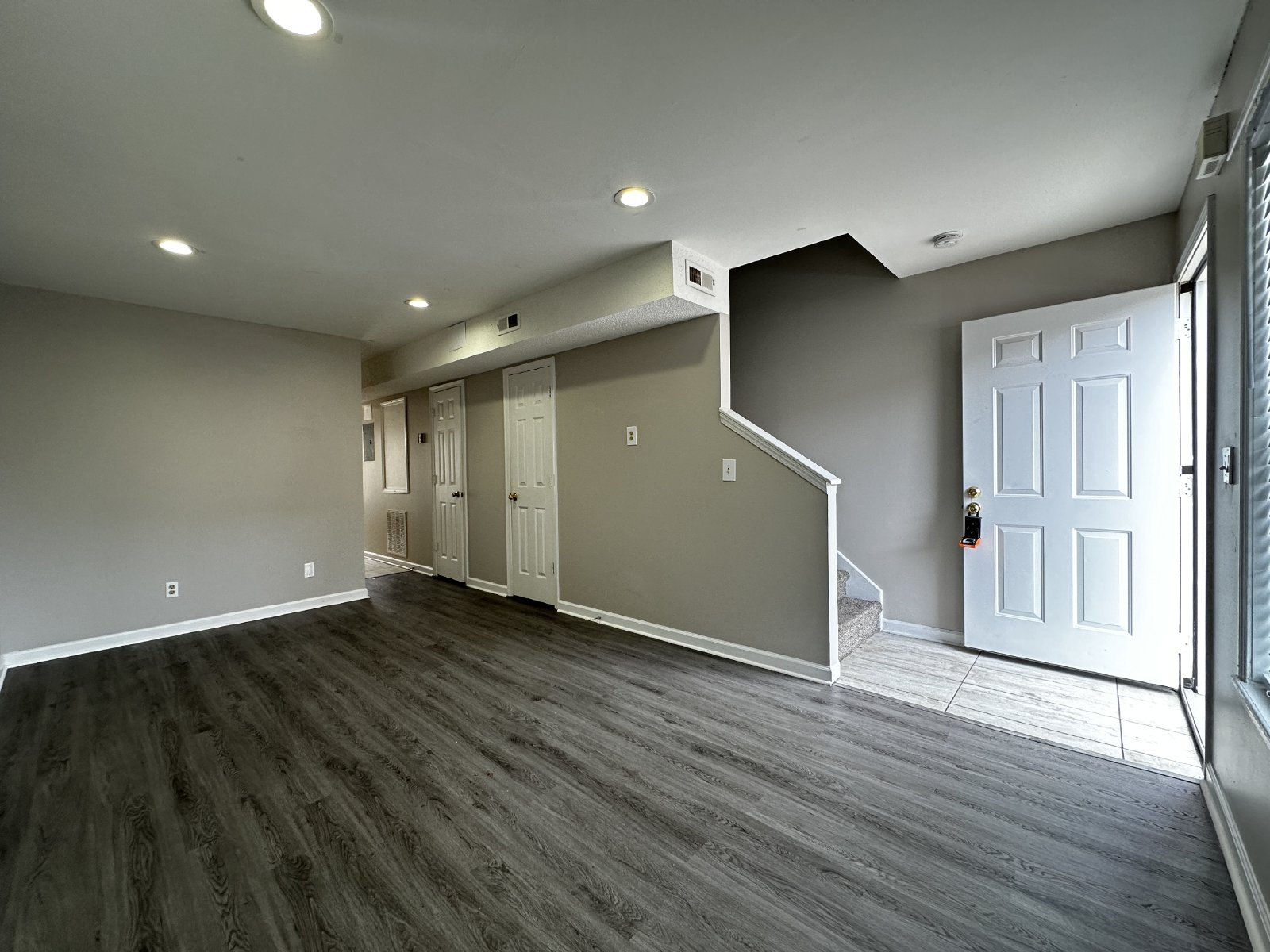 Spacious 2BR/1.5BA Townhome in Rossview Area – $950 month property image