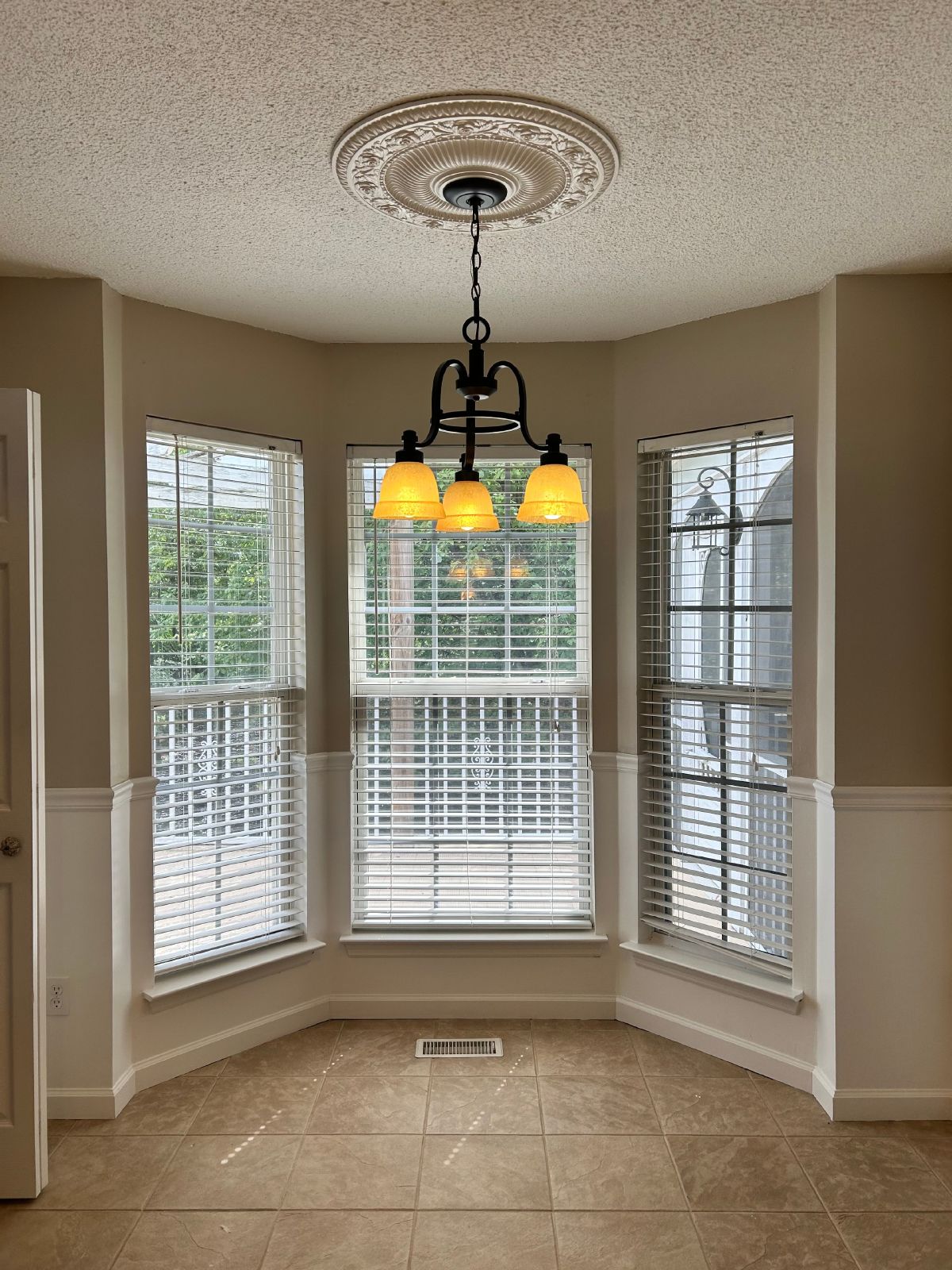 $500.00 OFF JANUARY RENT!! Soddy Daisy Oasis! 3 beds, 2.5 baths, huge garage & yard!Soddy Daisy Oasis! 3 beds, 2.5 baths, huge garage & yard! property image