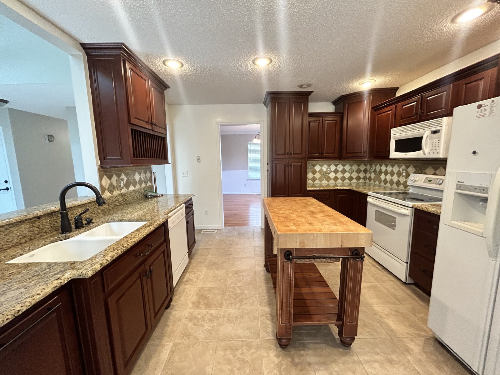 $500.00 OFF JANUARY RENT!! Soddy Daisy Oasis! 3 beds, 2.5 baths, huge garage & yard!Soddy Daisy Oasis! 3 beds, 2.5 baths, huge garage & yard! property image