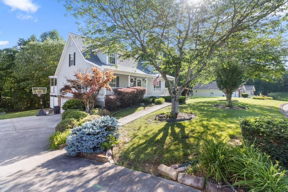 $500.00 OFF JANUARY RENT!! Soddy Daisy Oasis! 3 beds, 2.5 baths, huge garage & yard!Soddy Daisy Oasis! 3 beds, 2.5 baths, huge garage & yard! property image