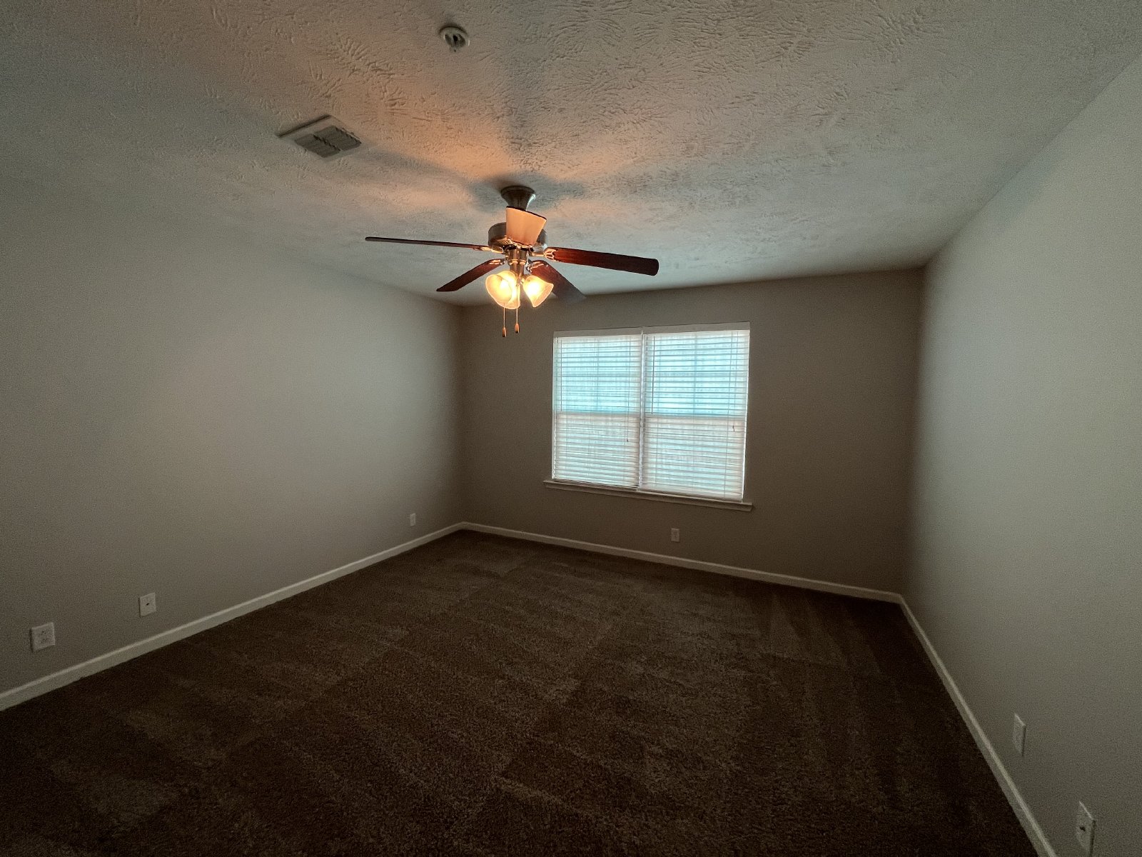 Move-in Special! Available Immediately! Gorgeous 4 Bedroom 3 Bath in Creeksbend Subdivision property image
