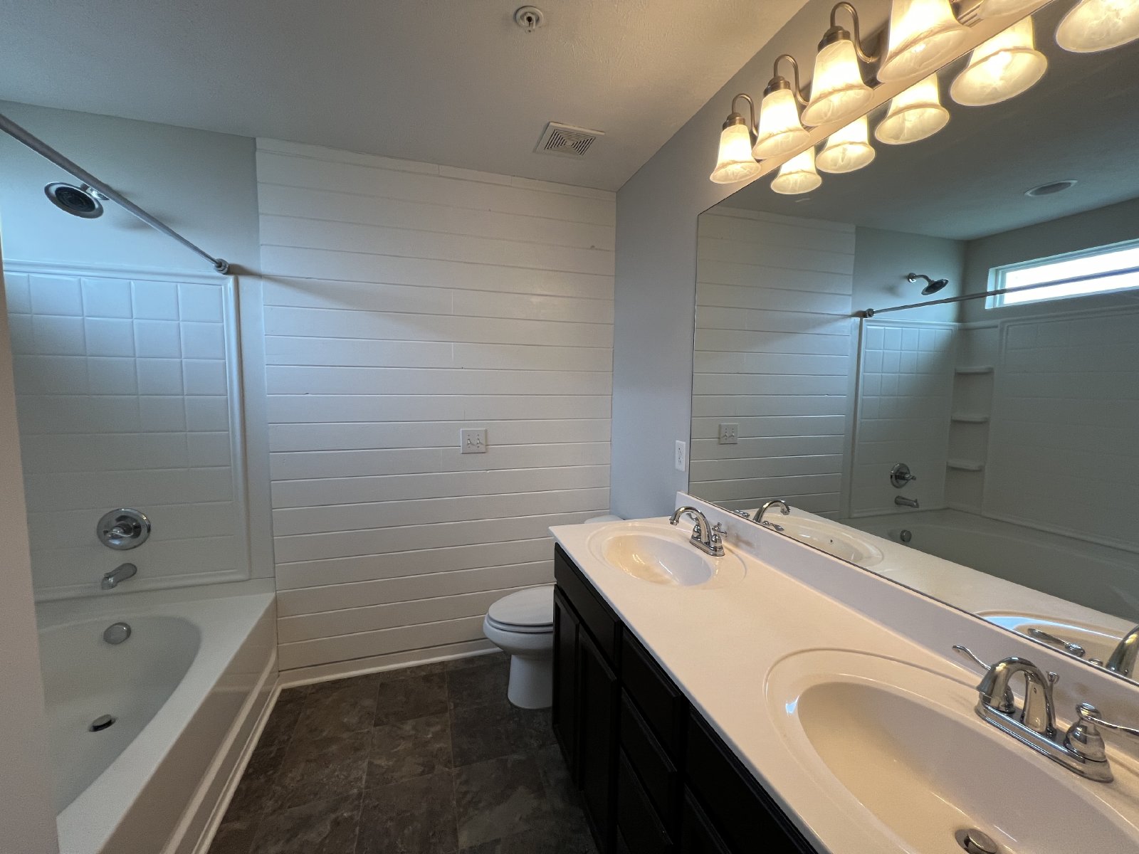 Move-in Special! Available Immediately! Gorgeous 4 Bedroom 3 Bath in Creeksbend Subdivision property image