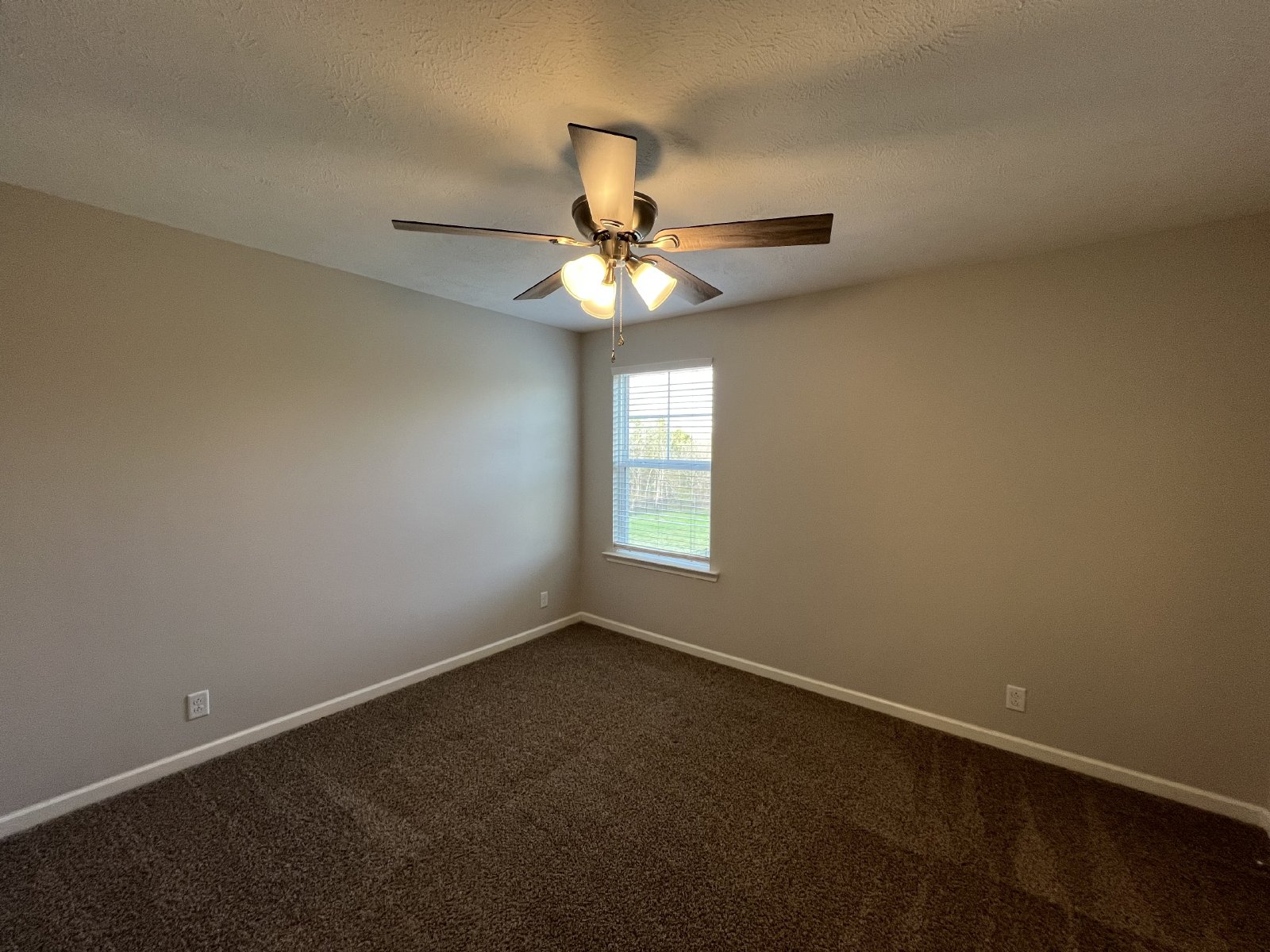 Move-in Special! Available Immediately! Gorgeous 4 Bedroom 3 Bath in Creeksbend Subdivision property image