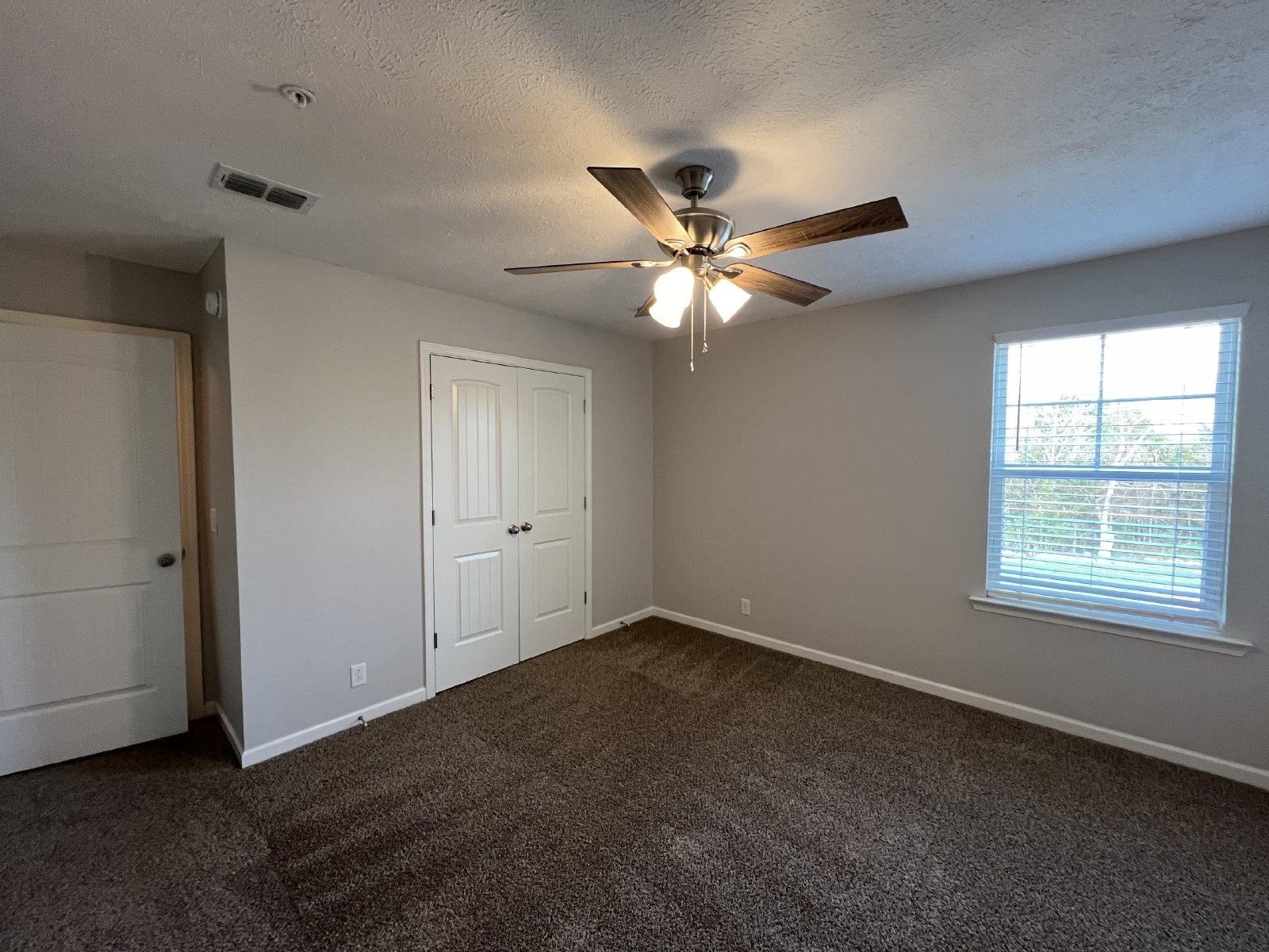 Move-in Special! Available Immediately! Gorgeous 4 Bedroom 3 Bath in Creeksbend Subdivision property image