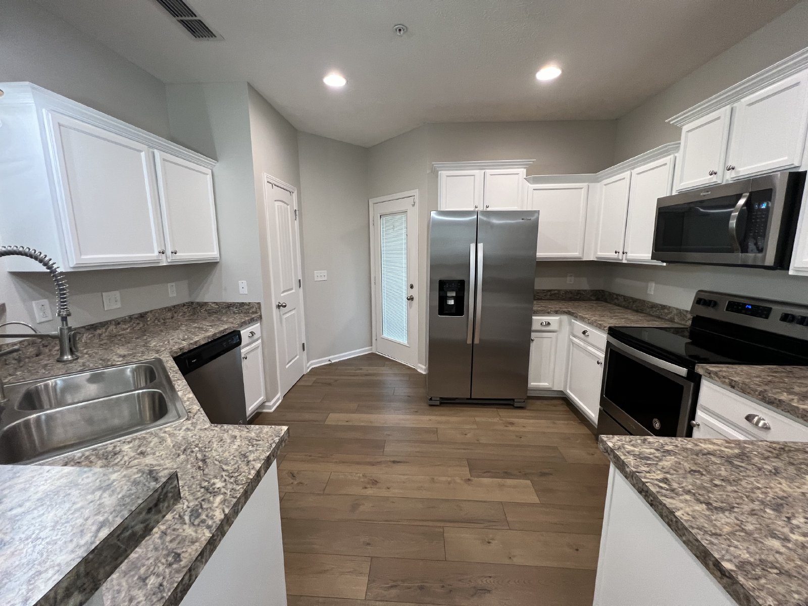 Move-in Special! Available Immediately! Gorgeous 4 Bedroom 3 Bath in Creeksbend Subdivision property image