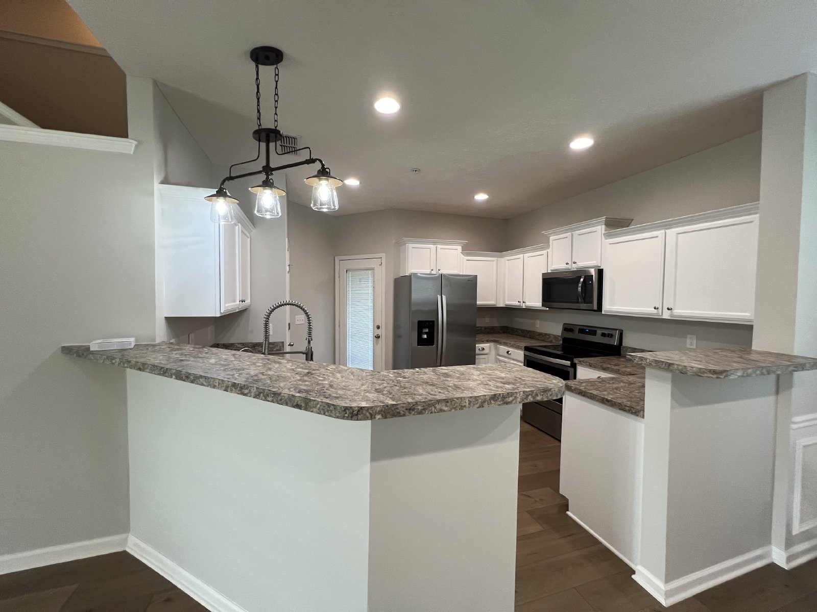 Move-in Special! Available Immediately! Gorgeous 4 Bedroom 3 Bath in Creeksbend Subdivision property image