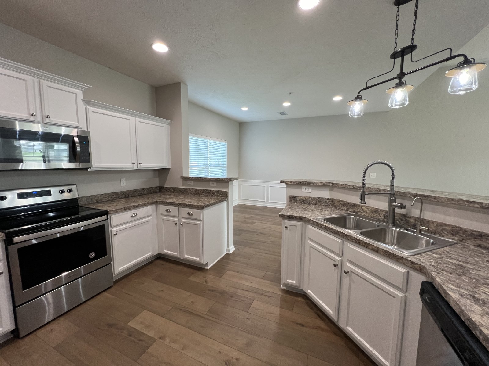 Move-in Special! Available Immediately! Gorgeous 4 Bedroom 3 Bath in Creeksbend Subdivision property image