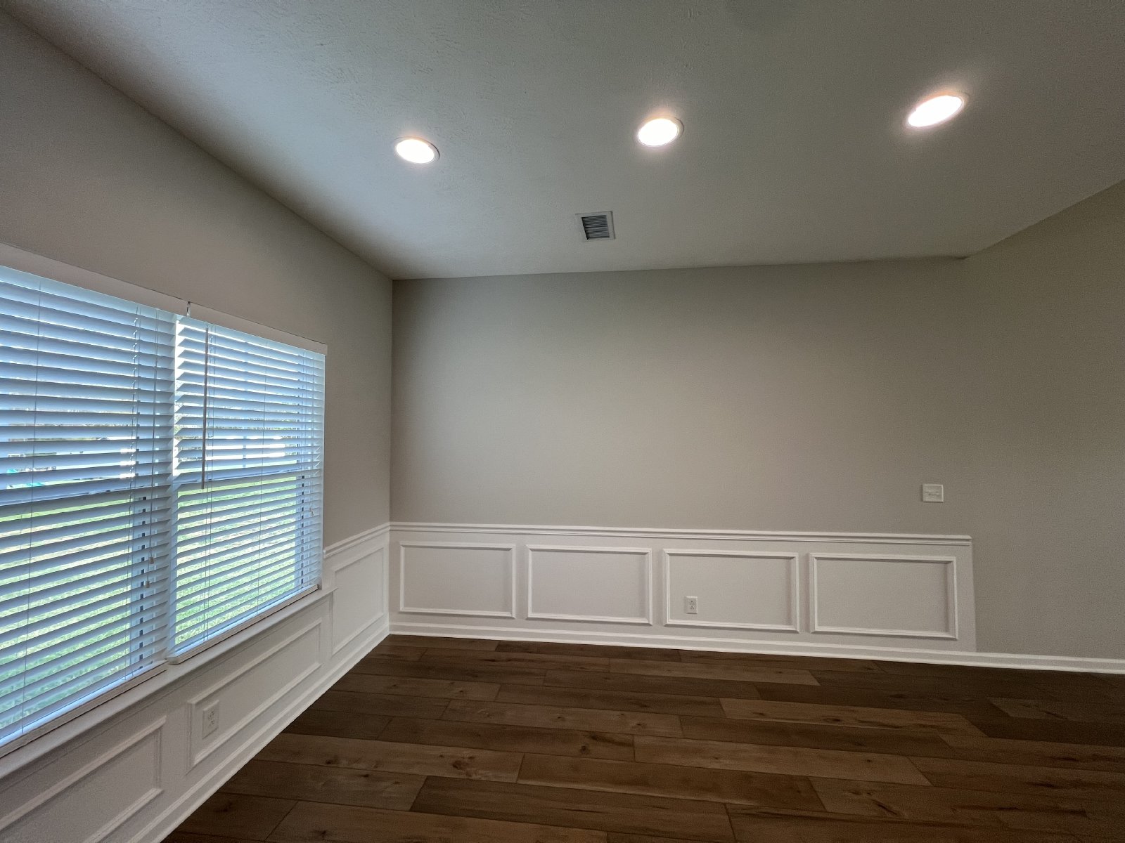 Move-in Special! Available Immediately! Gorgeous 4 Bedroom 3 Bath in Creeksbend Subdivision property image