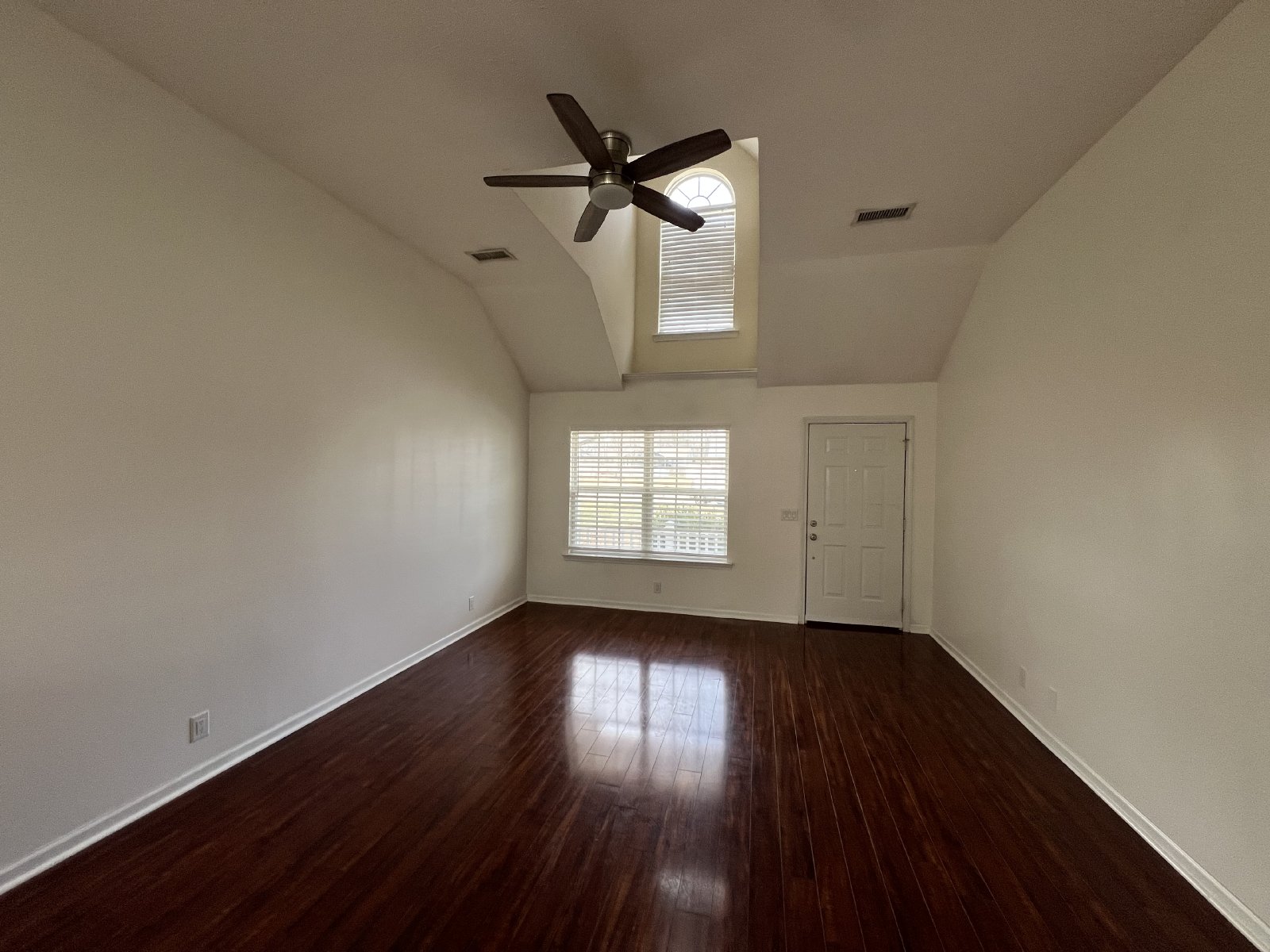 Nice 3 Bedroom 2 Bathroom + Bonus in Murfreesboro! Available Immediately! property image