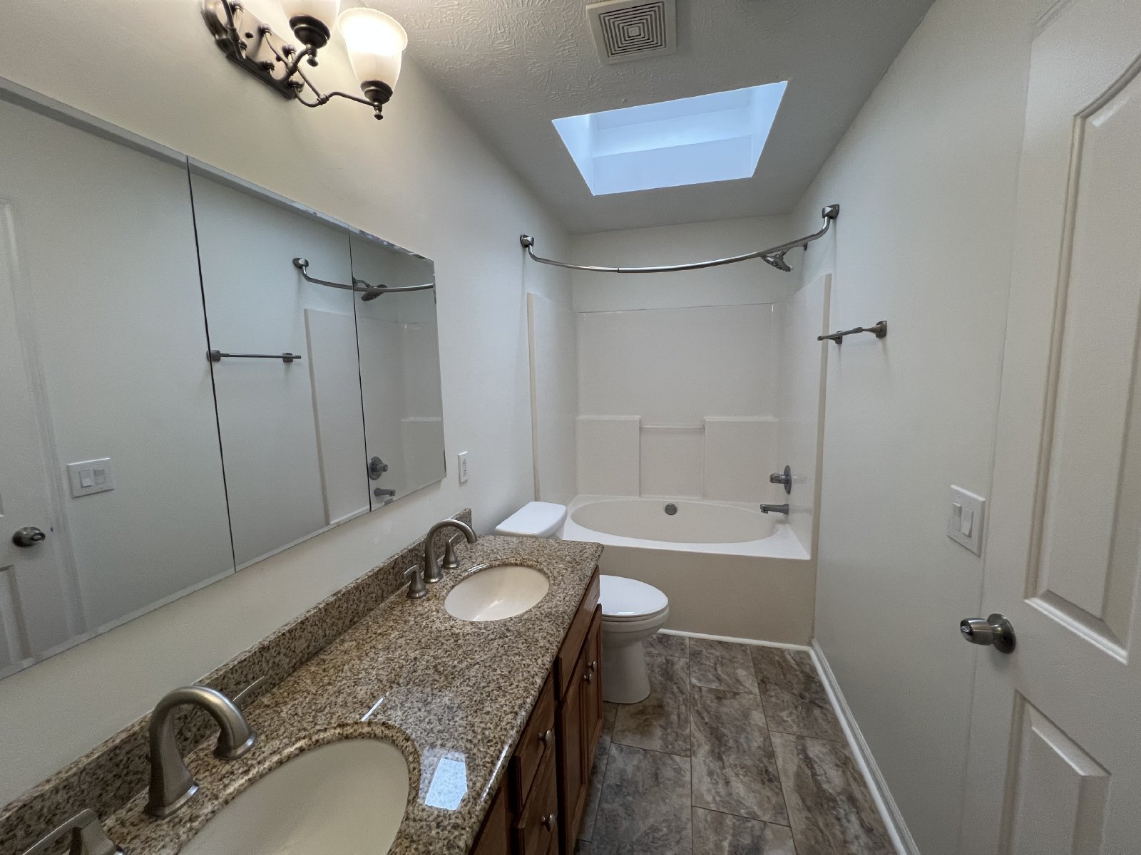 Nice 3 Bedroom 2 Bathroom + Bonus in Murfreesboro! Available Immediately! property image