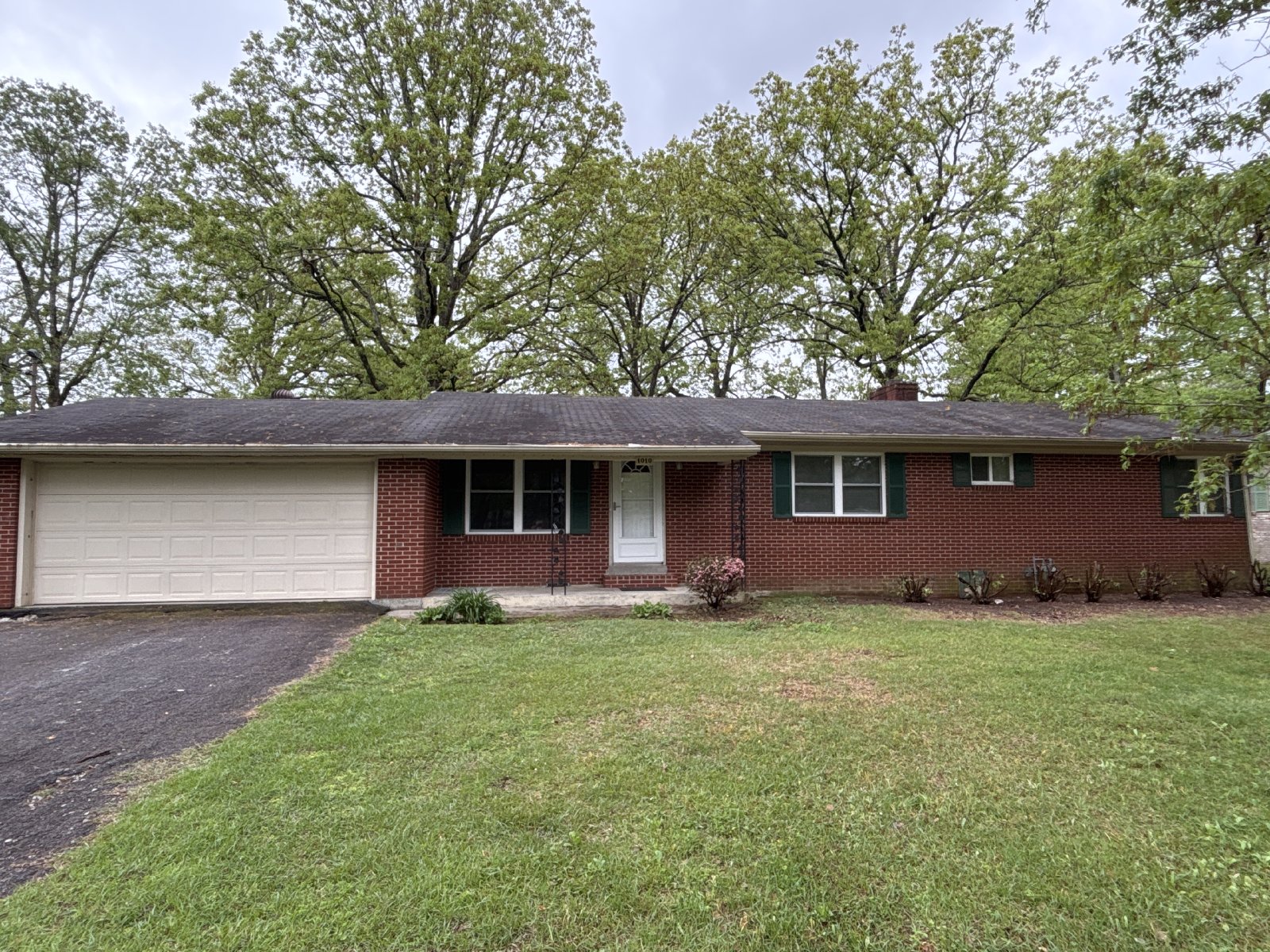 Spacious 3 Bedroom 2 Bath Home in the Center of Town! property image