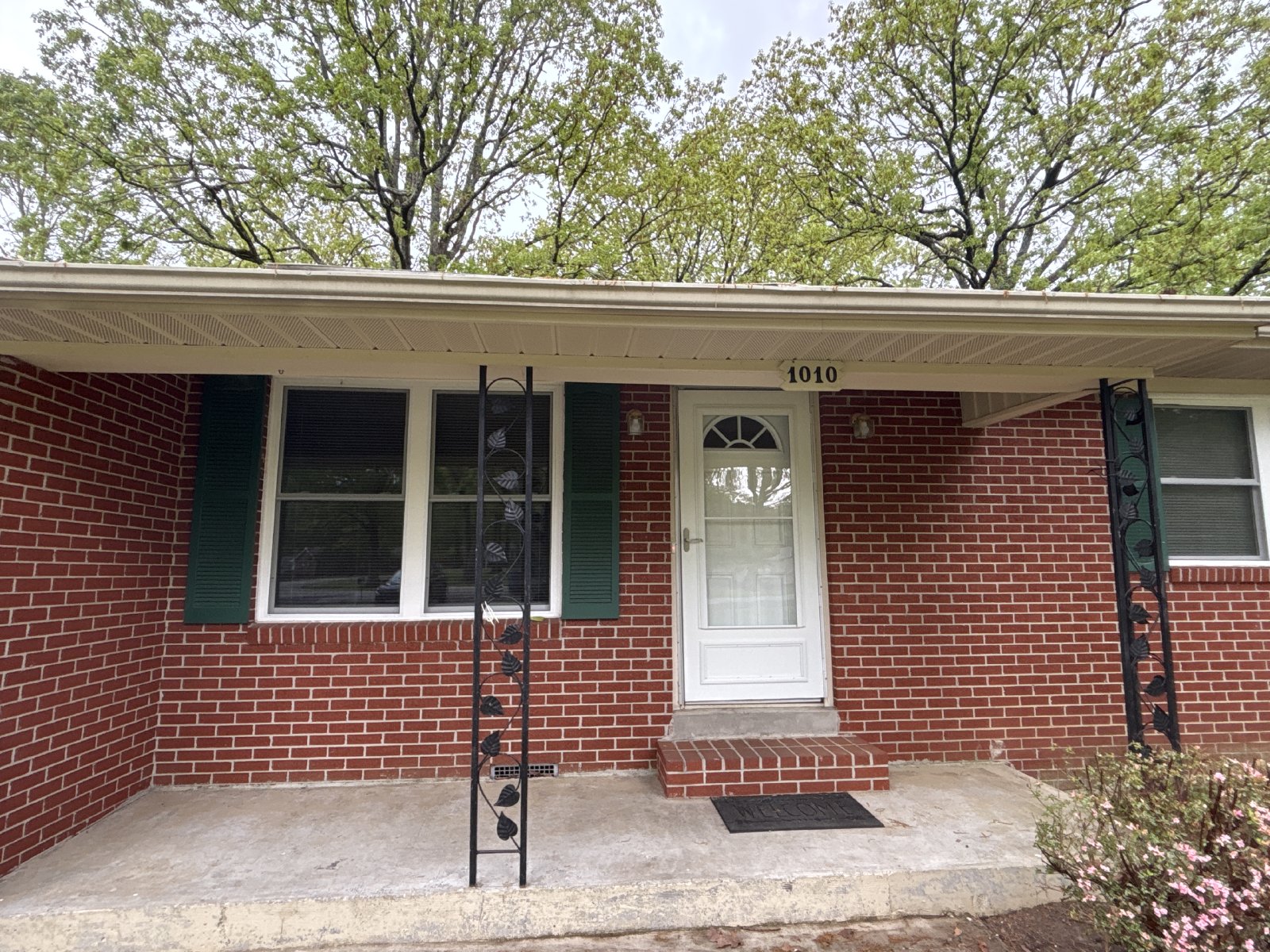 Spacious 3 Bedroom 2 Bath Home in the Center of Town! property image