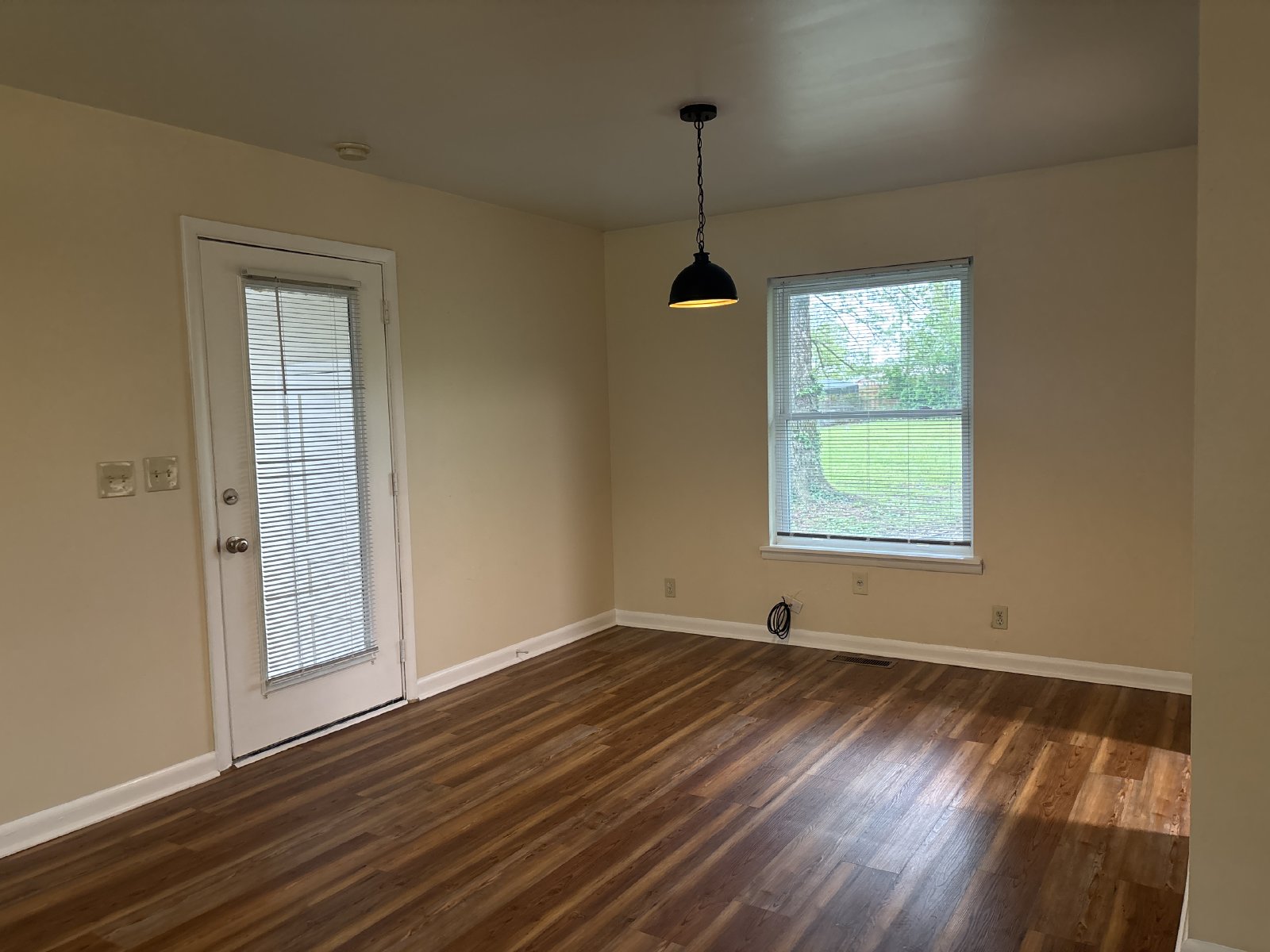 Spacious 3 Bedroom 2 Bath Home in the Center of Town! property image
