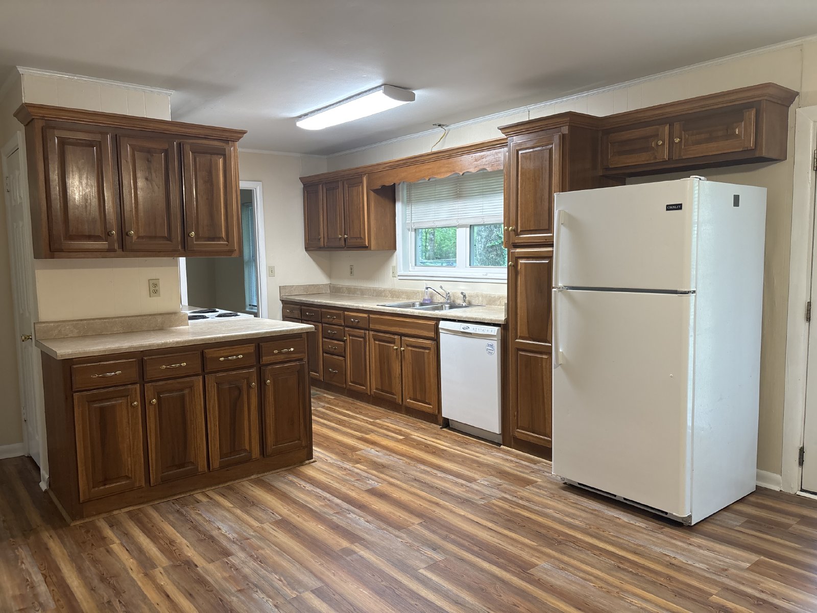 Spacious 3 Bedroom 2 Bath Home in the Center of Town! property image