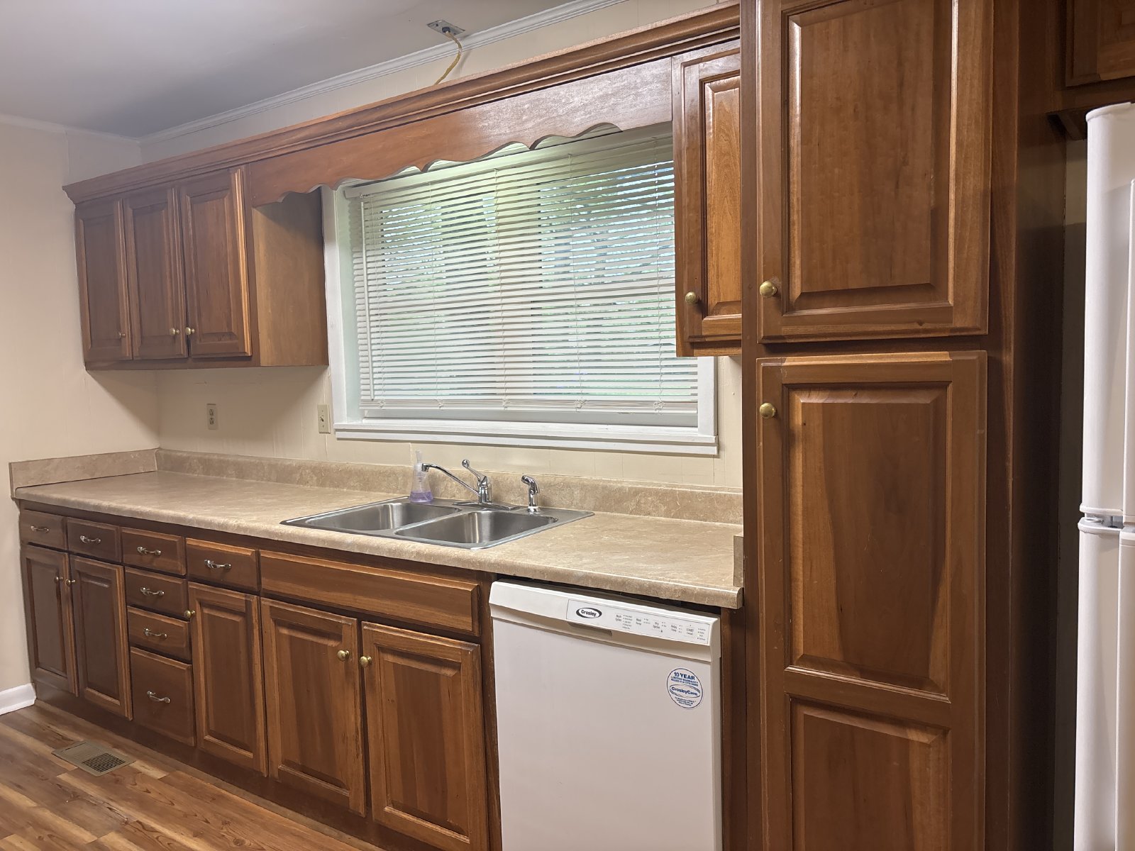 Spacious 3 Bedroom 2 Bath Home in the Center of Town! property image