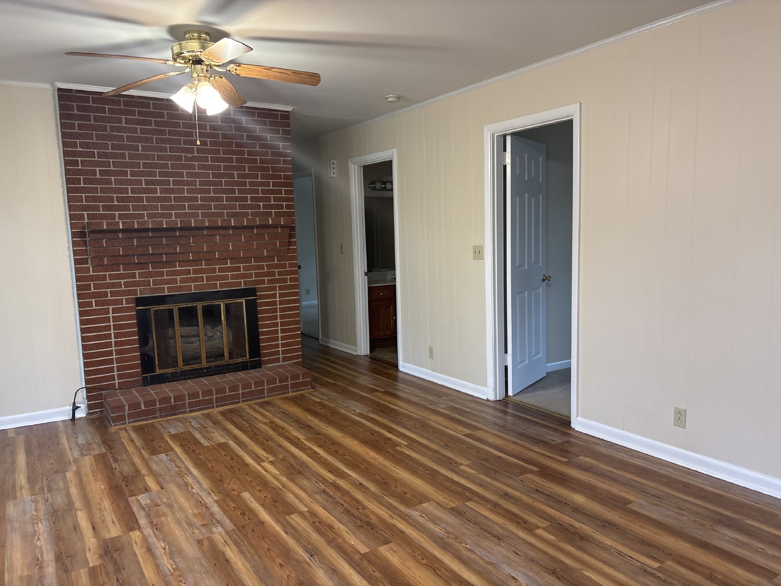 Spacious 3 Bedroom 2 Bath Home in the Center of Town! property image