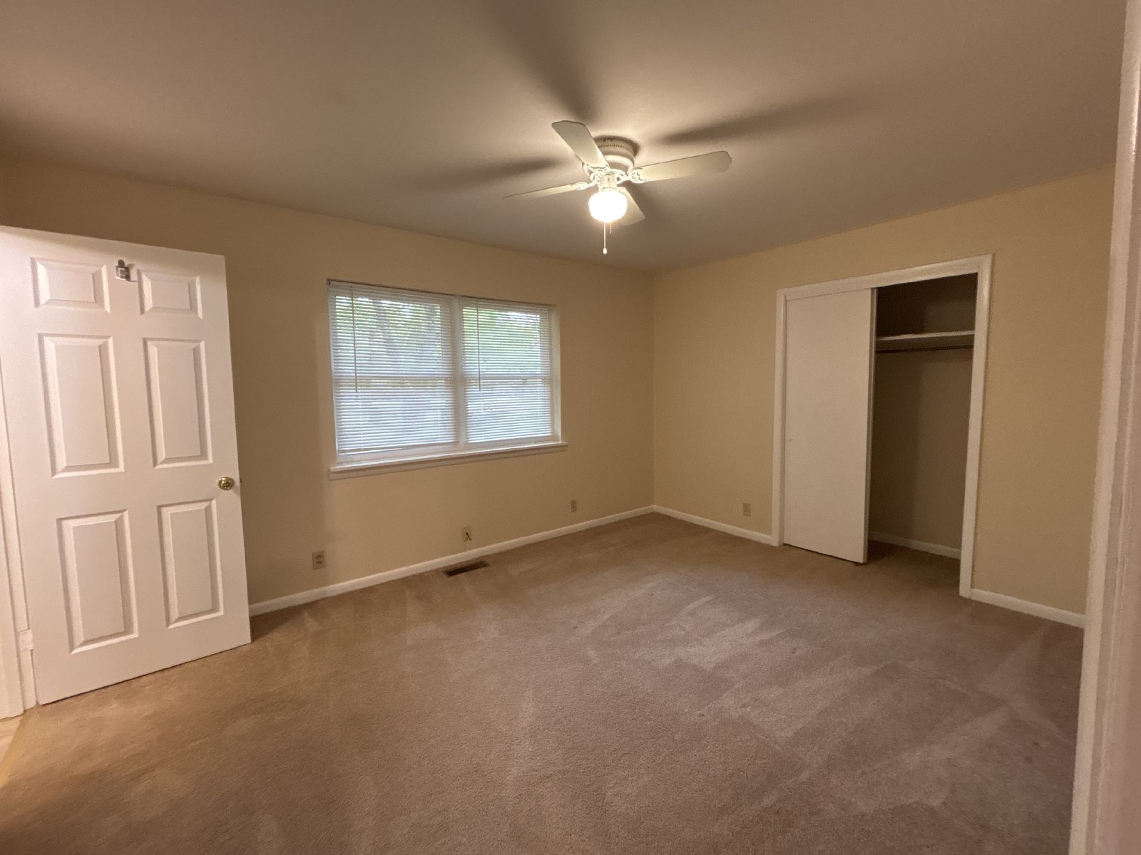 Spacious 3 Bedroom 2 Bath Home in the Center of Town! property image
