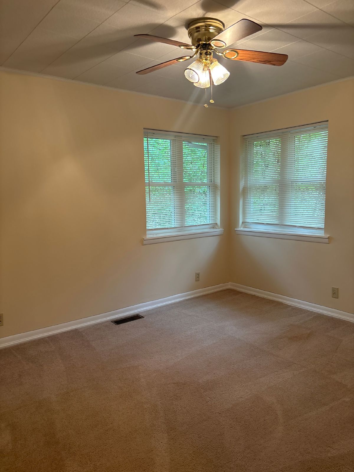 Spacious 3 Bedroom 2 Bath Home in the Center of Town! property image