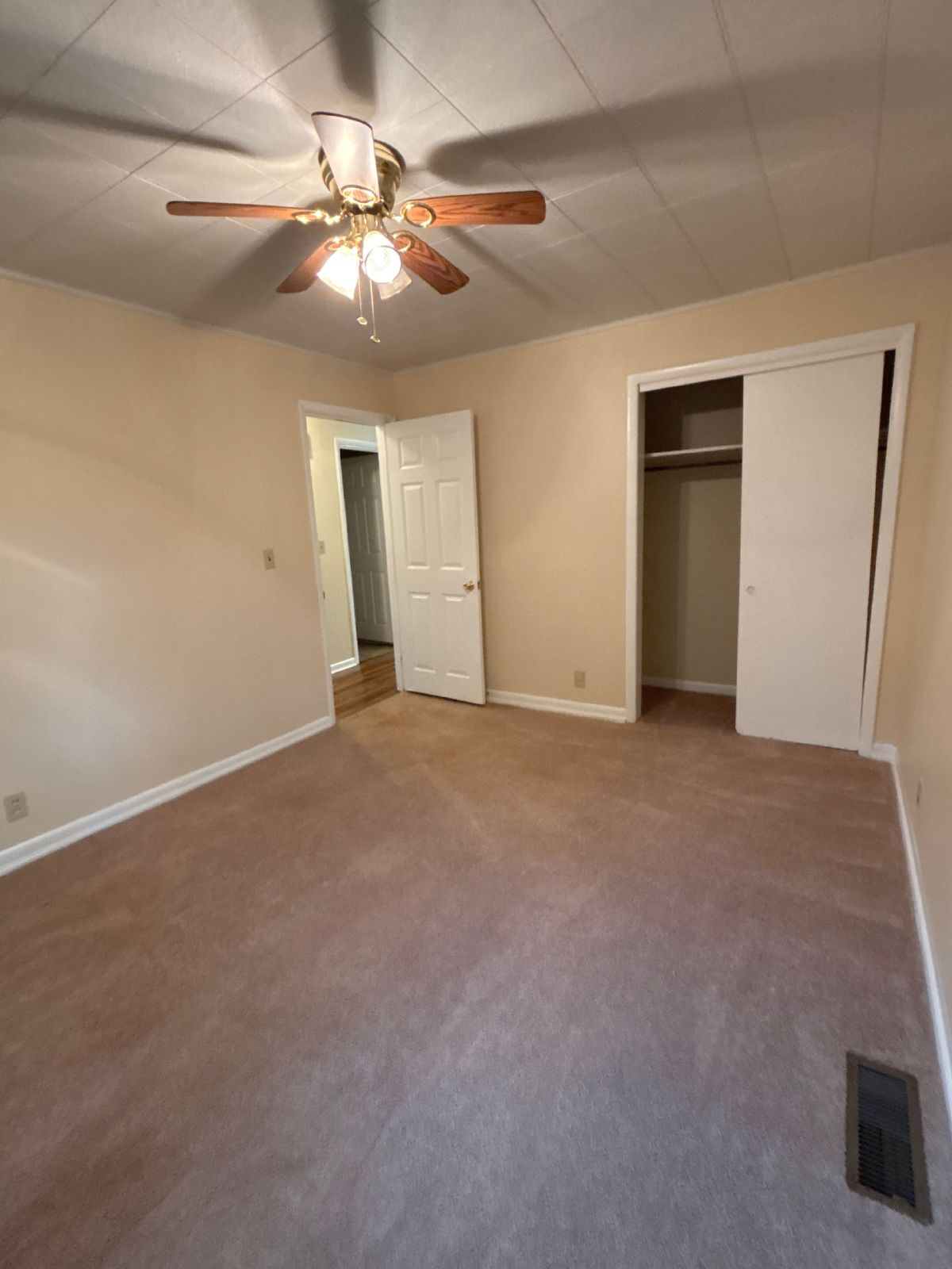 Spacious 3 Bedroom 2 Bath Home in the Center of Town! property image