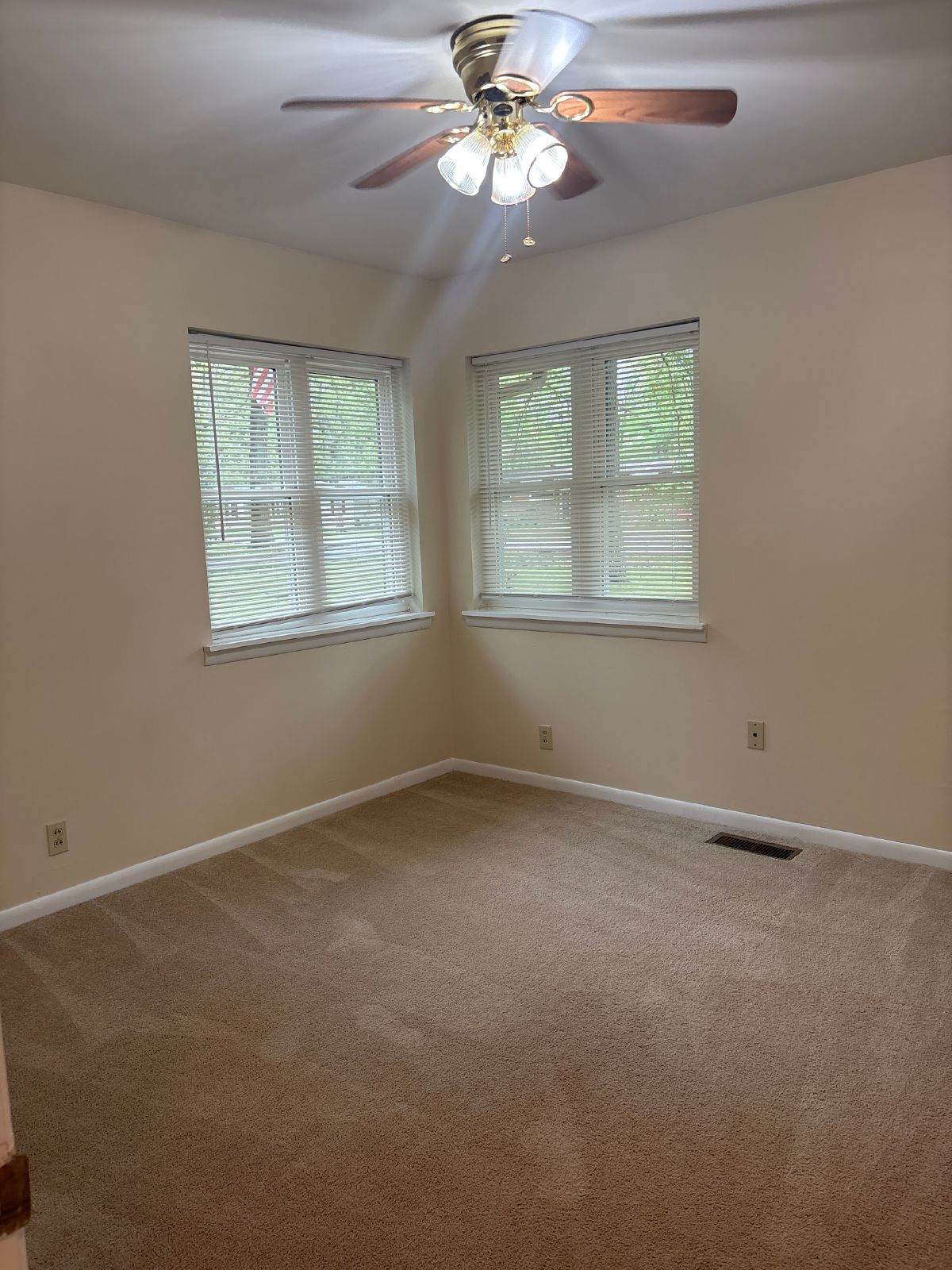 Spacious 3 Bedroom 2 Bath Home in the Center of Town! property image