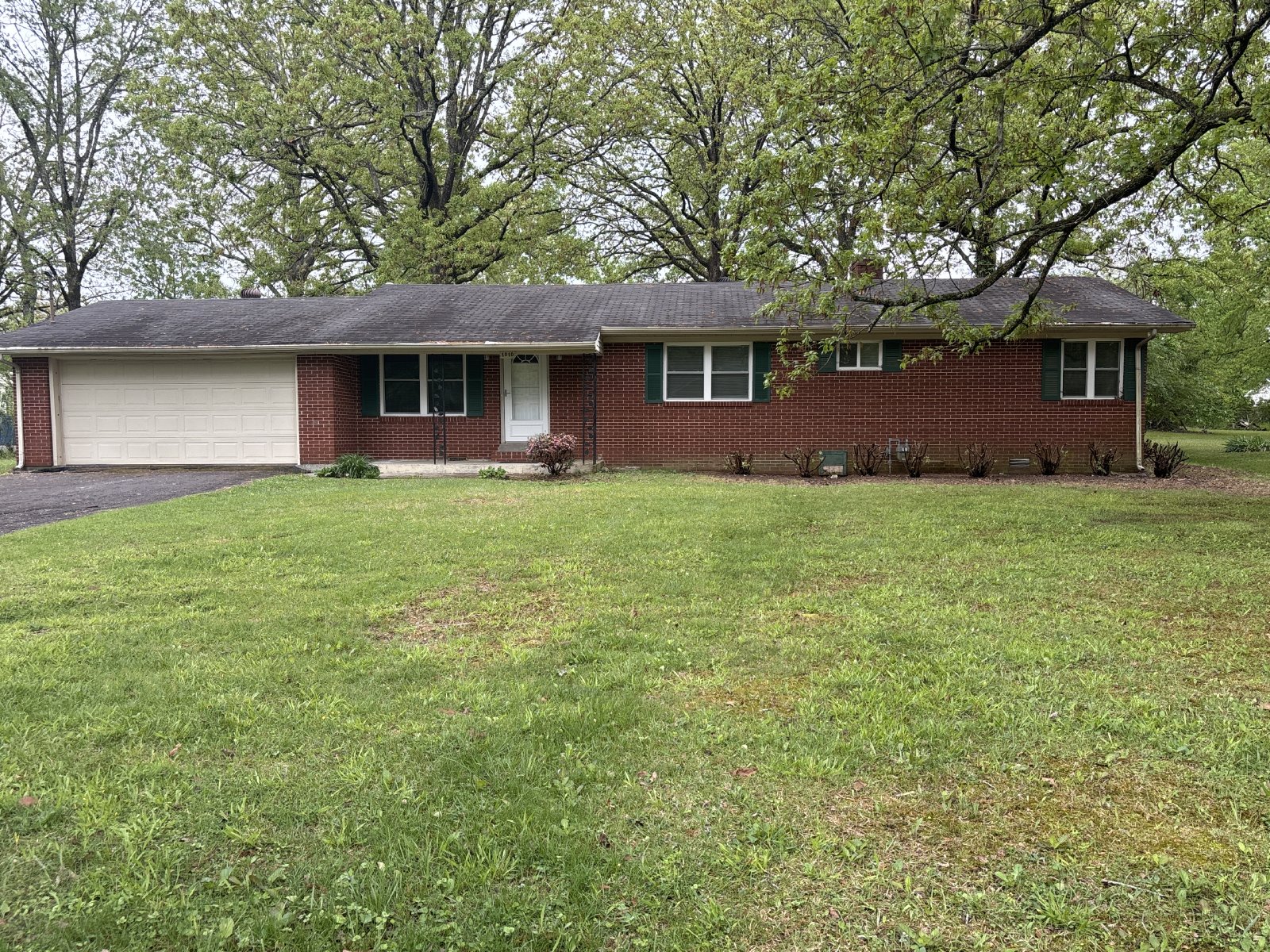 Spacious 3 Bedroom 2 Bath Home in the Center of Town! property image