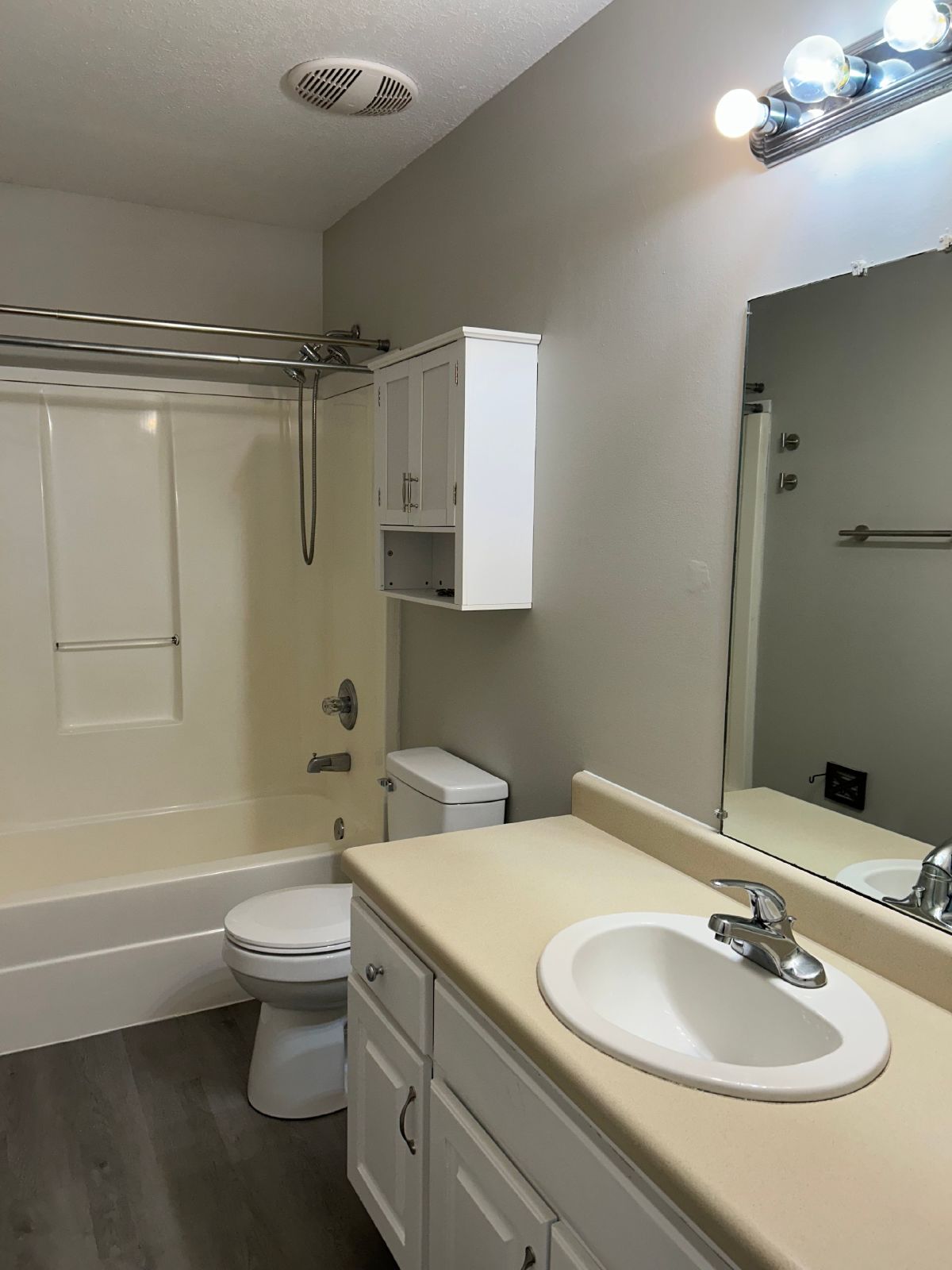 Charming 2 Bed, 1 Bath, 1 Car Garage, Covered Patio in Private Neighborhood! property image