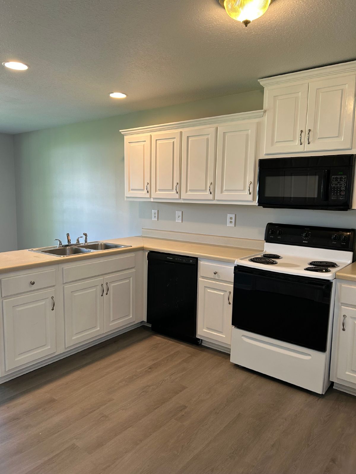 Charming 2 Bed, 1 Bath, 1 Car Garage, Covered Patio in Private Neighborhood! property image