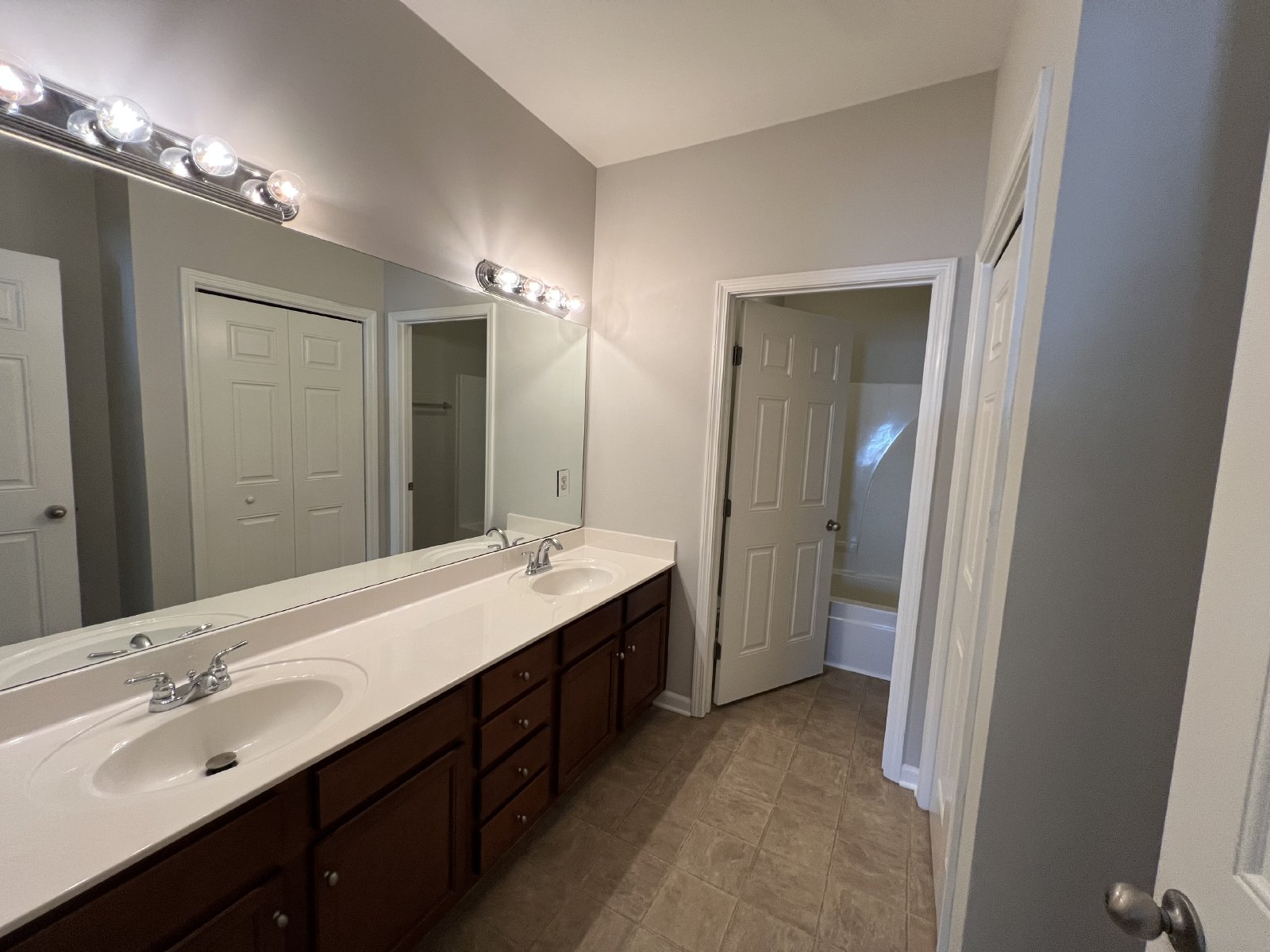 Available Now! 3 BR 2.5 Bath End Unit Townhome in Davidson County! property image