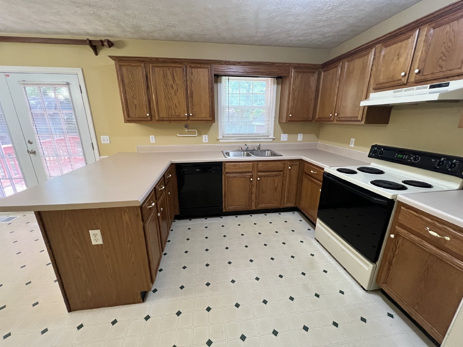 Smyrna Brick 4 bedrooms Available Now! Primary Bedroom Downstairs property image
