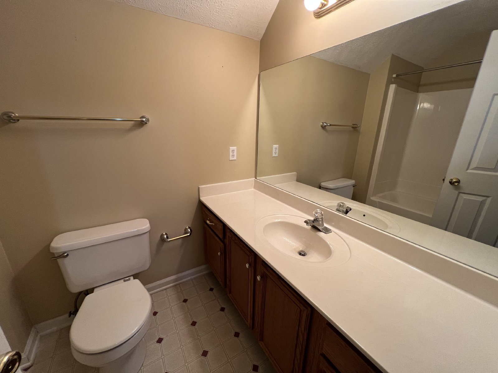 Smyrna Brick 4 bedrooms Available Now! Primary Bedroom Downstairs property image